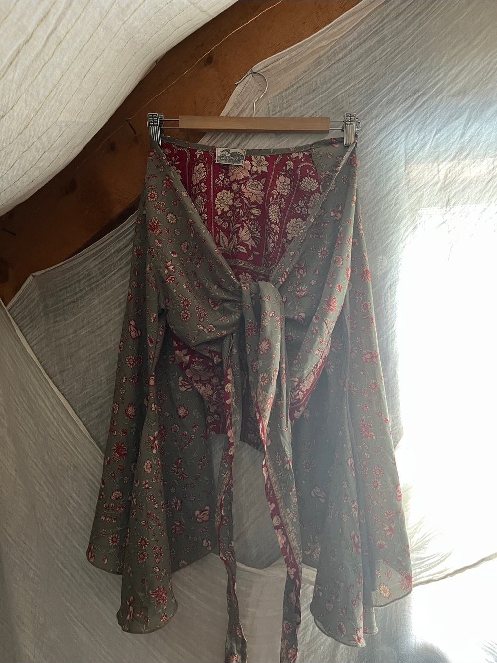 Wrap around soft vintage top!